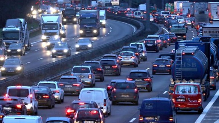 Autos und Lkw stehen im morgendlichen Berufsverkehr auf der Autobahn A555 im Stau (Symbolbild): Am Wochenende wird die Autobahn gesperrt.