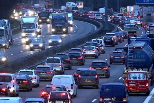 Autos und Lkw stehen im morgendlichen Berufsverkehr auf der Autobahn A555 im Stau (Symbolbild): Am Wochenende wird die Autobahn gesperrt.