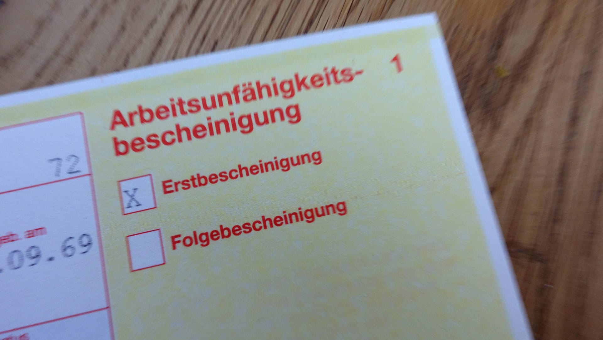 Arbeitsunfähigkeitsbescheinigung: Die Kaufmännische Krankenkasse hat ermittelt, welche die häufigsten Gründe für Krankschreibungen ihrer Versicherten sind.