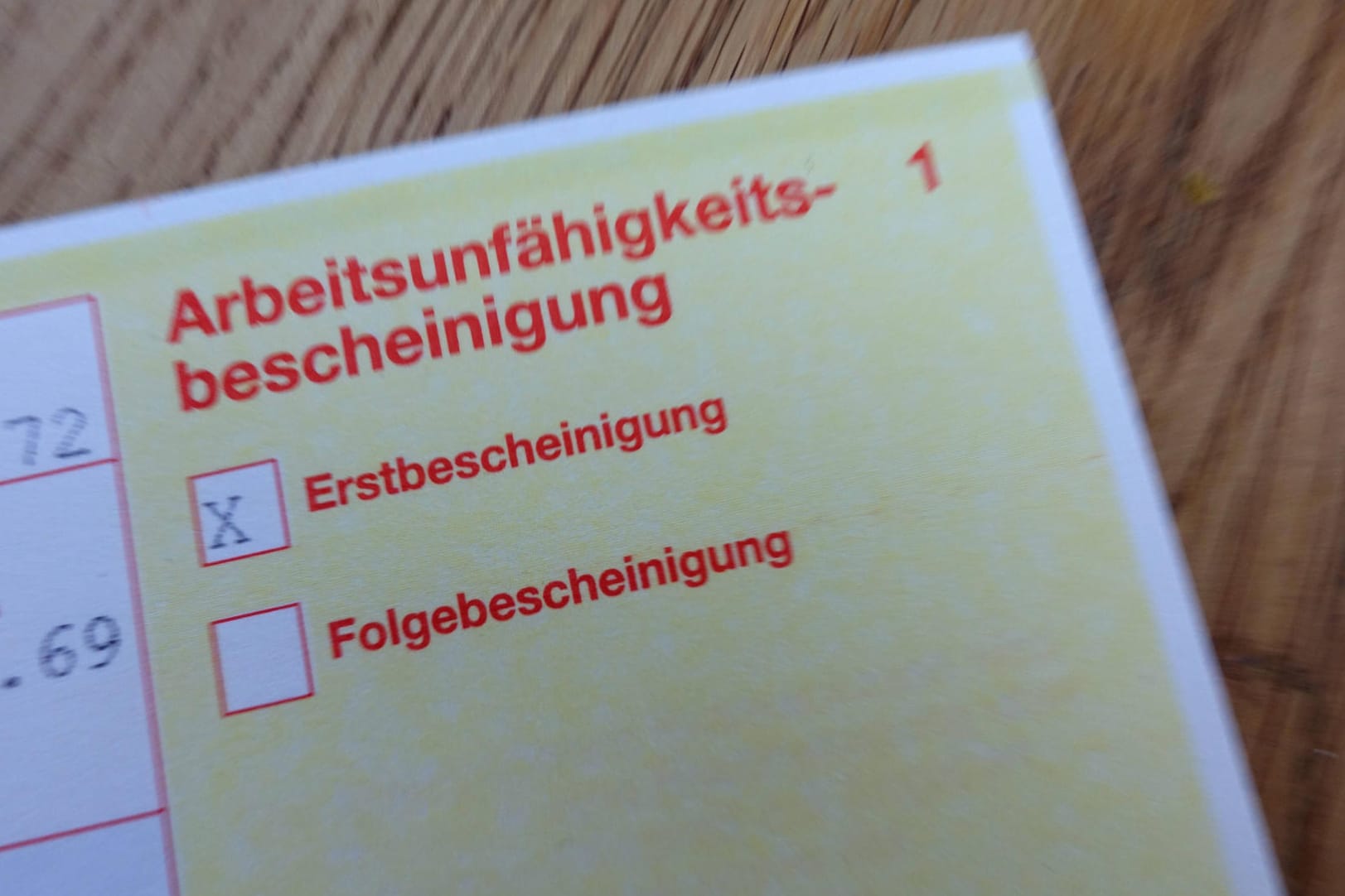 Arbeitsunfähigkeitsbescheinigung: Die Kaufmännische Krankenkasse hat ermittelt, welche die häufigsten Gründe für Krankschreibungen ihrer Versicherten sind.