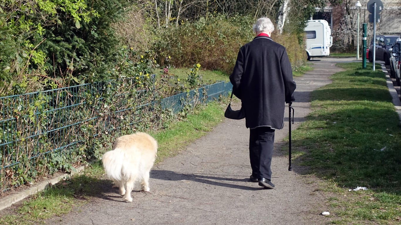 Berliner Seniorin geht mit ihrem Hund spazieren (Symbolbild): Unter anderem sollen Rentnerinnen und Rentner von der Hundesteuer befreit werden, wenn es nach der rot-rot-grünen Berliner Regierung geht.