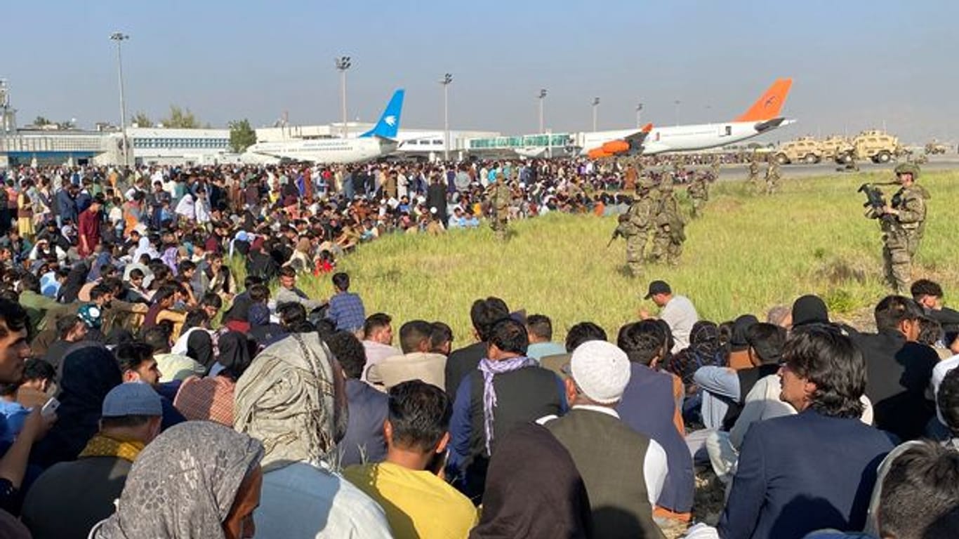 In Kabul war es am Montag zu Chaos am Flughafen gekommen.
