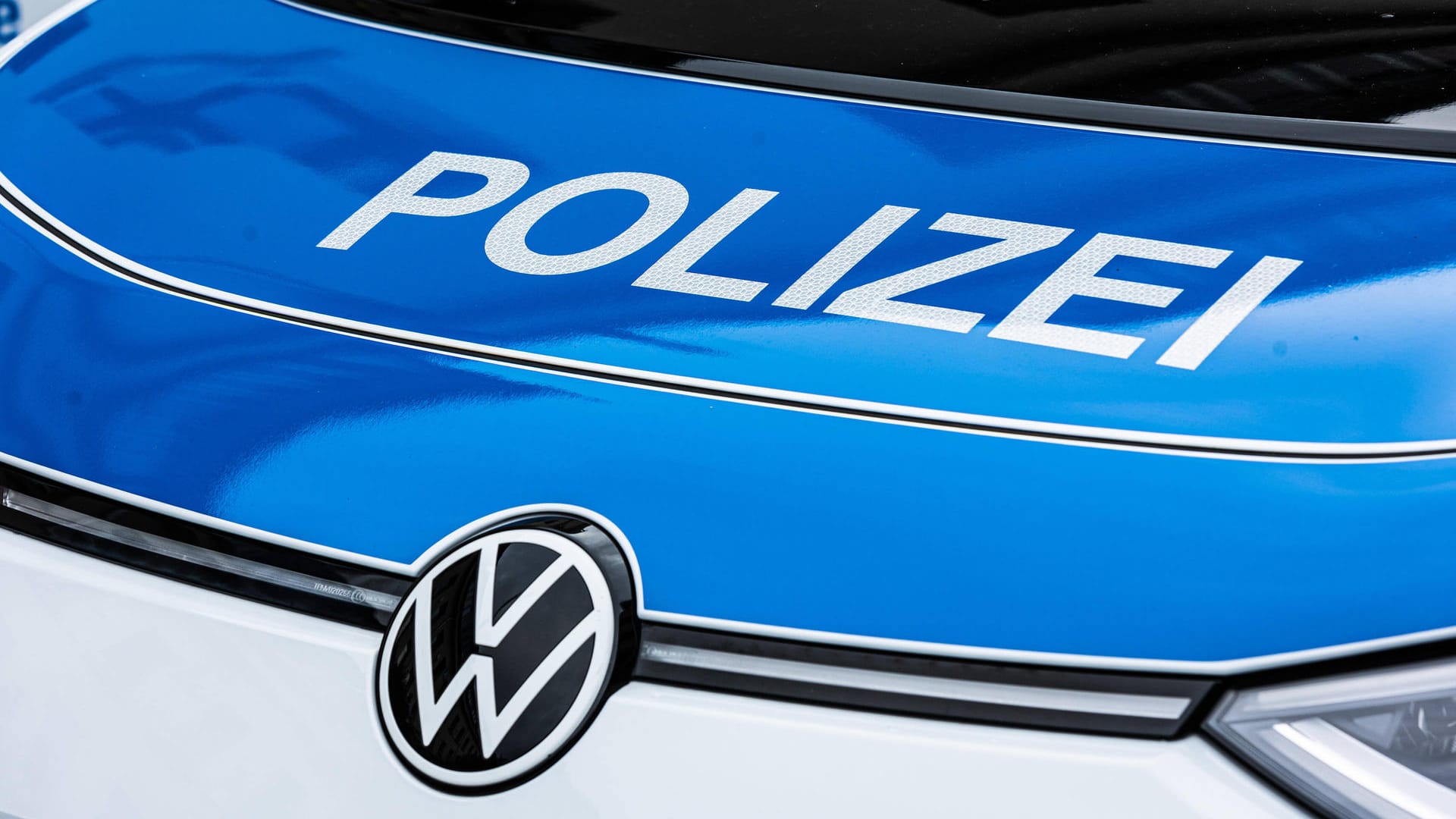 Ein Fahrzeug der Polizei Hannover (Symbolbild): Die Polizei muss noch klären, welcher der drei Männer am Steuer des Unfallwagens gesessen hat. Ein Fahrzeug der Polizei Hannover (Symbolbild): Die Polizei muss noch klären, welcher der drei Männer am Steuer des Unfallwagens gesessen hat.