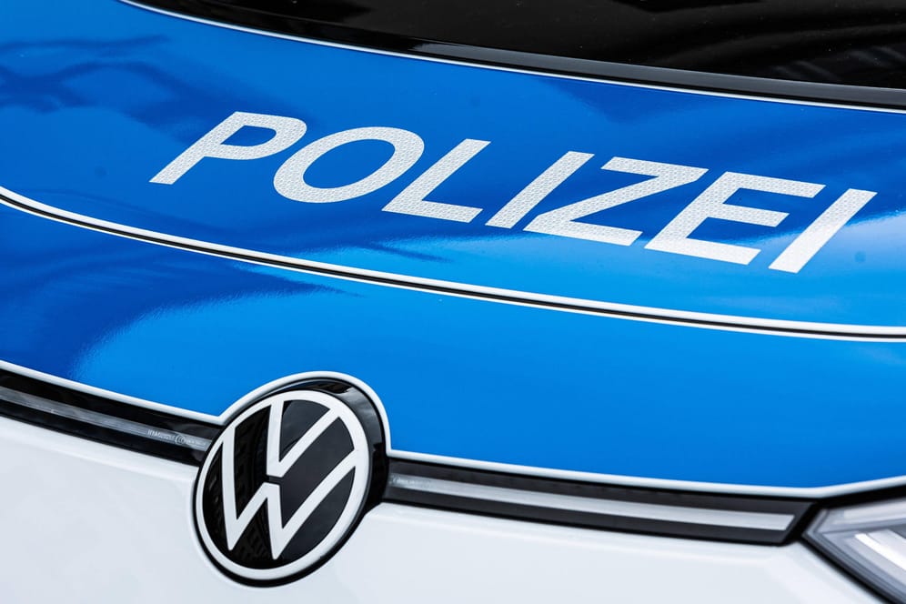 Ein Fahrzeug der Polizei Hannover (Symbolbild): Die Polizei muss noch klären, welcher der drei Männer am Steuer des Unfallwagens gesessen hat.