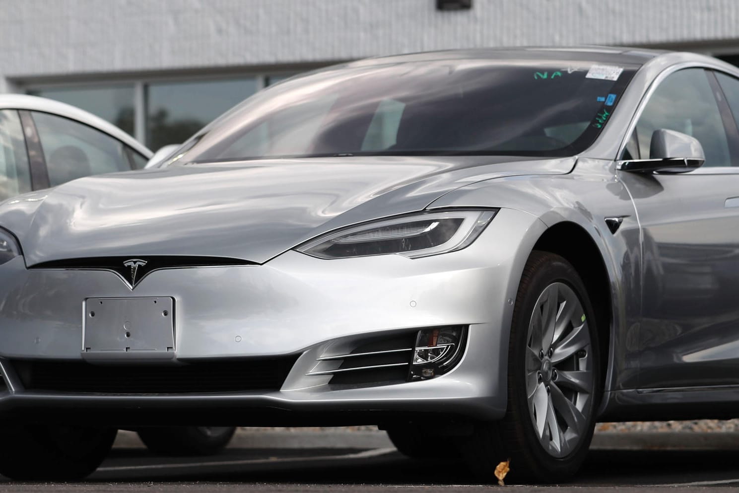 Die Tesla-Limousine Model 3 (Symbolbild): Teslas Fahrassistenzsystem "Autopilot" wird erneut von der US-Verkehrsbehörde NHTSA untersucht.