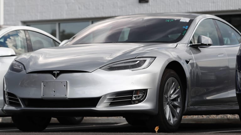 Die Tesla-Limousine Model 3 (Symbolbild): Teslas Fahrassistenzsystem "Autopilot" wird erneut von der US-Verkehrsbehörde NHTSA untersucht.