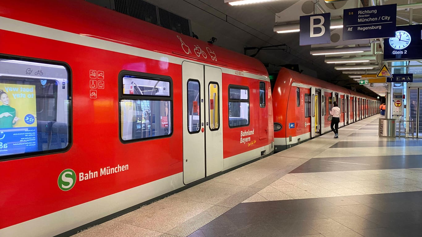 Ein Zug der Münchner S-Bahn am Bahnsteig (Archivbild): Ein Streit zwischen einem Fahrgast und Sicherheitsmitarbeitern ist eskaliert.