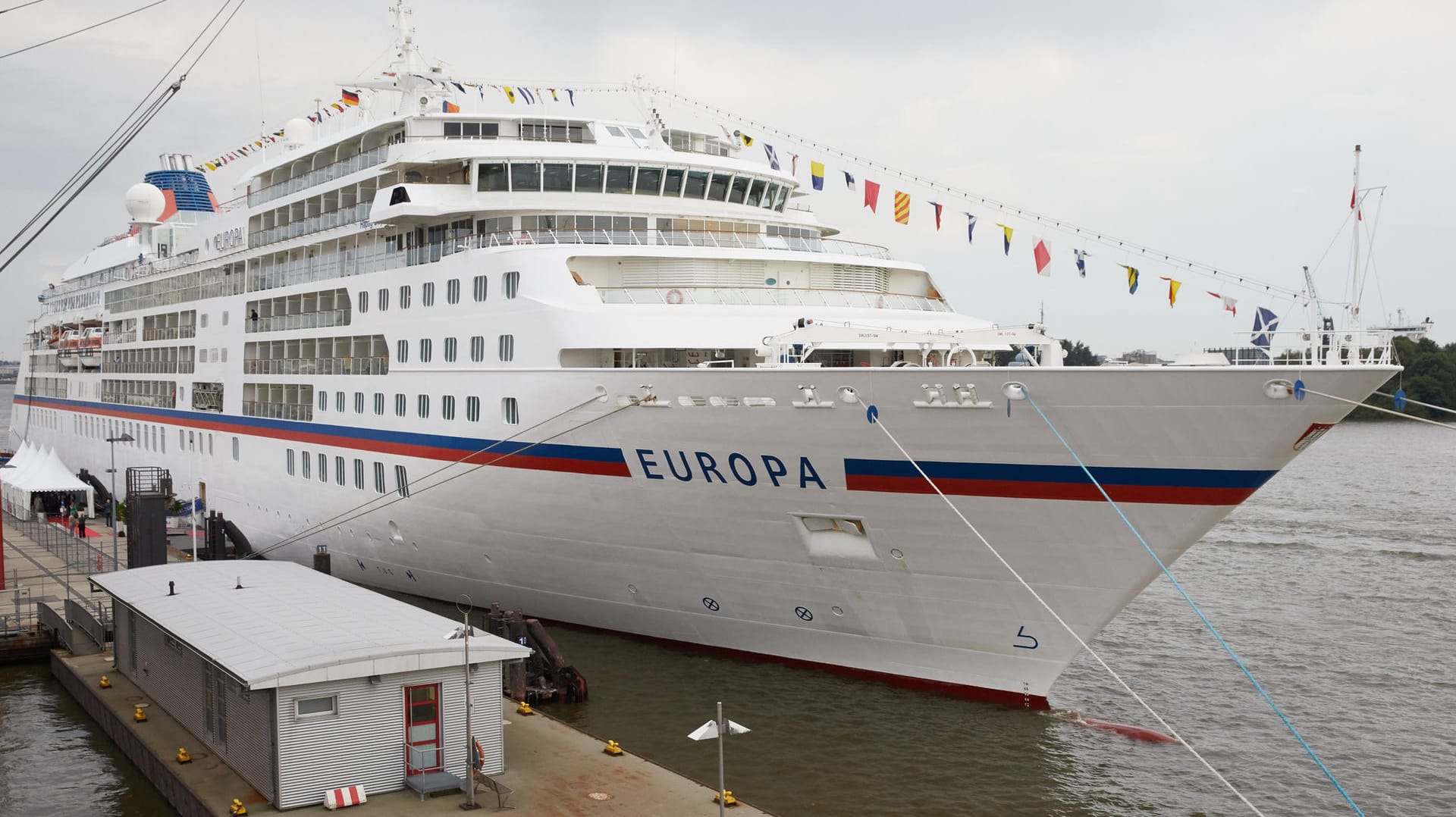 Die MS Europa am Pier in Hamburg: Das Kreuzfahrtschiff war auf dem Weg von Hamburg nach Antwerpen, als nordwestlich von Texel ein älterer Mann über Bord gegangen und etwa 27 Meter tief in die Nordsee gefallen war.