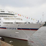 Die MS Europa am Pier in Hamburg: Das Kreuzfahrtschiff war auf dem Weg von Hamburg nach Antwerpen, als nordwestlich von Texel ein älterer Mann über Bord gegangen und etwa 27 Meter tief in die Nordsee gefallen war.