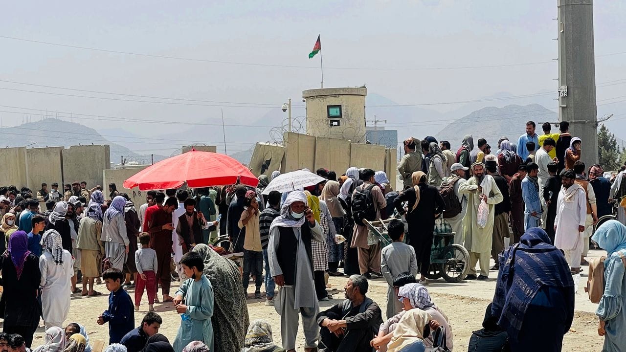 Hunderte Menschen haben sich in Kabul vor dem internationalen Flughafen versammelt.