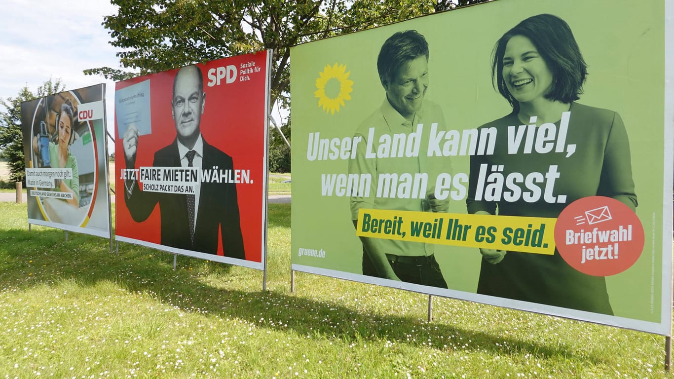 Wahlplakate von Grünen, SPD und CDU in Köln (Symbolbild): In Ehrenfeld sind mehrere Plakate der Grünen mit Hakenkreuzen beschmiert worden.