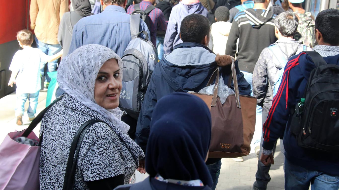 Flüchtlinge am Münchner Hauptbahnhof im September 2015 (Archivfoto): In diesem und dem folgenden Jahr kamen insgesamt mehr als 1,1 Millionen Asylsuchende nach Deutschland.