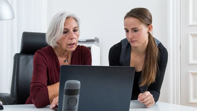 Wer als Azubi gerne bei einem Unternehmen im Ausland Praxisluft schnuppern will, überzeugt den Arbeitgeber am besten mit smarten Argumenten.