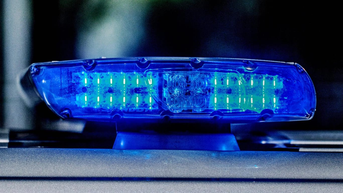 Blaulicht auf einem Polizeiauto (Symbolbild): Nun wird gegen den 18-Jährigen ermittelt.