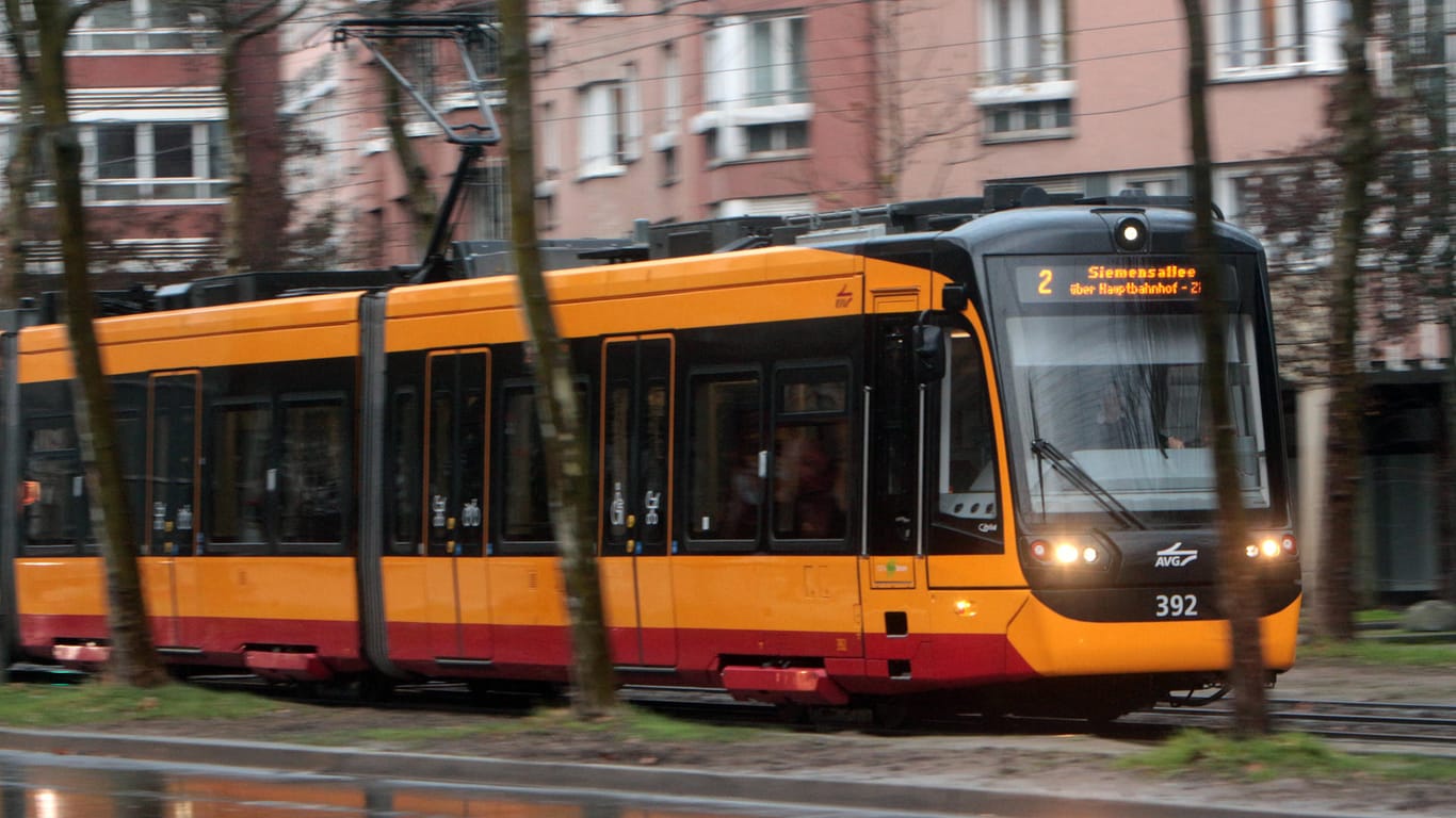 Eine S-Bahn fährt durch Karlsruhe (Archivbild): Das neue Stadtbahnnetz soll Ende des Jahres eröffnet werden.