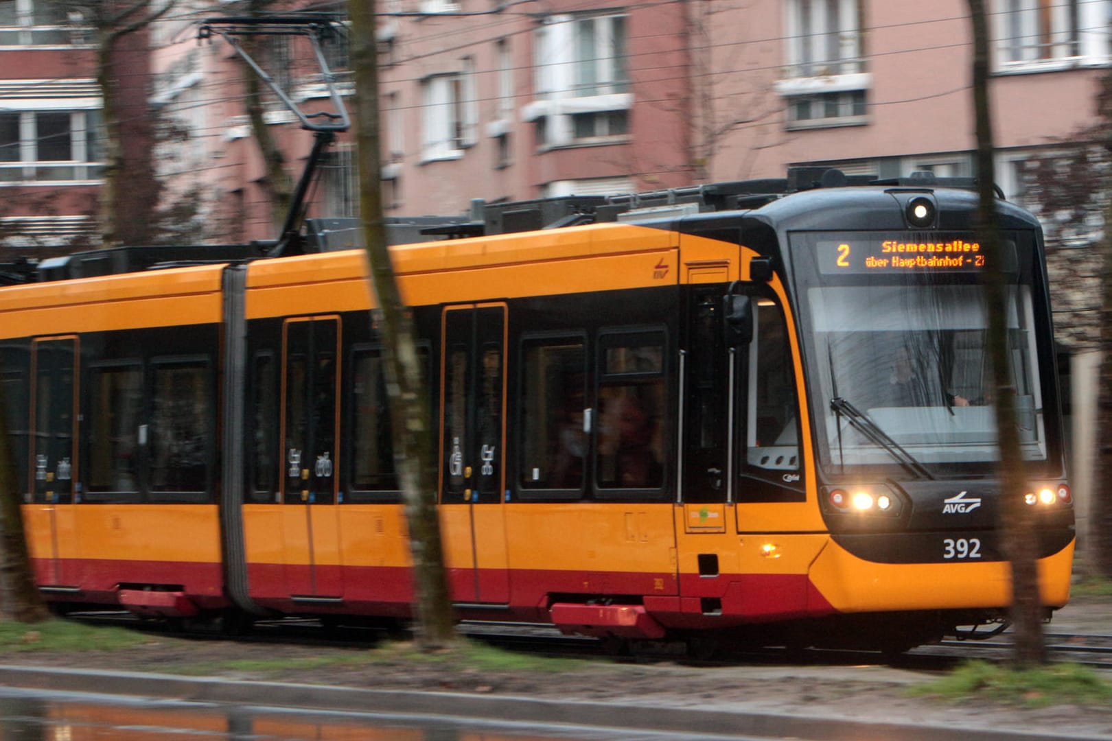 Eine S-Bahn fährt durch Karlsruhe (Archivbild): Das neue Stadtbahnnetz soll Ende des Jahres eröffnet werden.