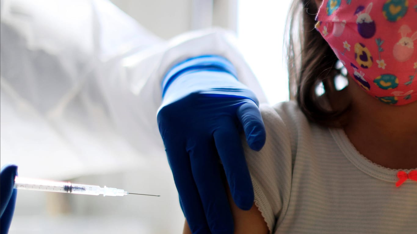 Ein Kind bekommt eine Impfung (Symbolbild): In einem Impfzentrum ist aus Versehen eine Neunjährige geimpft worden.