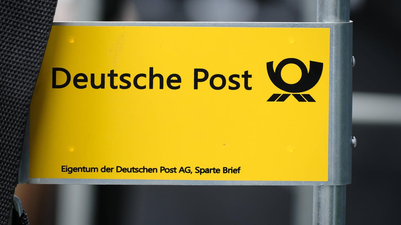 Logo der Deutsche Post (Symbolbild): Laut eines Medienberichtes soll die Post nun einen Getränkespediteur übernehmen.