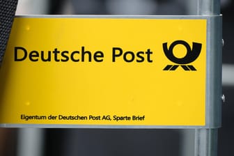 Logo der Deutsche Post (Symbolbild): Laut eines Medienberichtes soll die Post nun einen Getränkespediteur übernehmen.