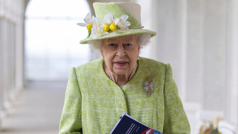 Queen Elizabeth II.: Die britische Königin muss ihren Sommerurlaub wegen eines Corona-Falls verlängern.