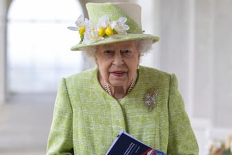 Queen Elizabeth II.: Die britische Königin muss ihren Sommerurlaub wegen eines Corona-Falls verlängern.