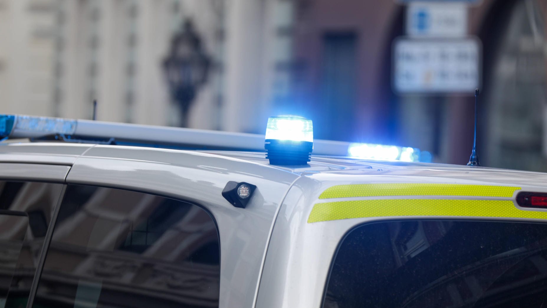 Ein Streifenwagen der Polizei NRW steht mit Blaulicht auf einer Straße (Symbolbild): Bei der Wuppertaler Polizei ist eine wochenlange Fahndung nun geglückt. Ein Streifenwagen der Polizei NRW steht mit Blaulicht auf einer Straße (Symbolbild): Bei der Wuppertaler Polizei ist eine wochenlange Fahndung nun geglückt.