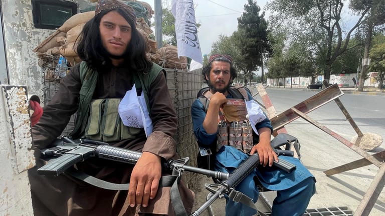 Taliban an einem Kontrollpunkt in Kabul: Besonders wer den internationalen Truppen geholfen hat, soll es schwer haben, die Kontrollen zu passieren.