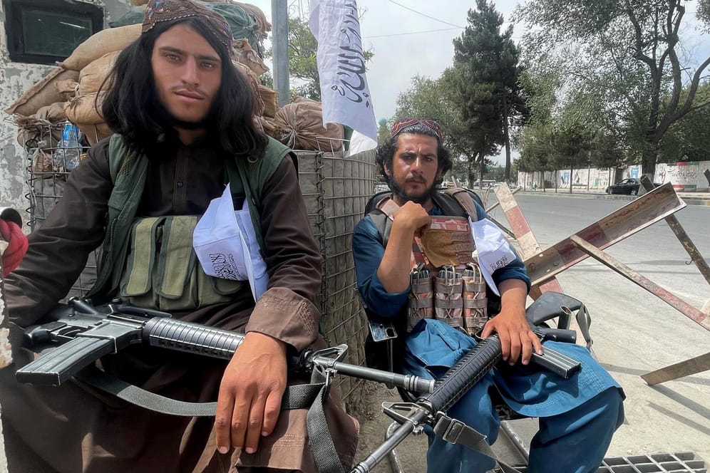 Taliban an einem Kontrollpunkt in Kabul: Besonders wer den internationalen Truppen geholfen hat, soll es schwer haben, die Kontrollen zu passieren.