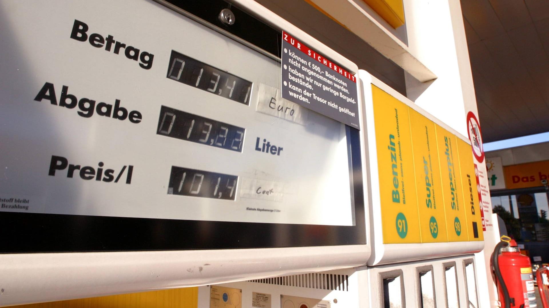 Eine Tankstelle in Bielefeld (Symbolbild): Normalerweise wird hier getankt, doch zwei Mitarbeiterinnen und Mitarbeiter haben einen Kreditkartenbetrüger geschnappt. Eine Tankstelle in Bielefeld (Symbolbild): Normalerweise wird hier getankt, doch zwei Mitarbeiterinnen und Mitarbeiter haben einen Kreditkartenbetrüger geschnappt.