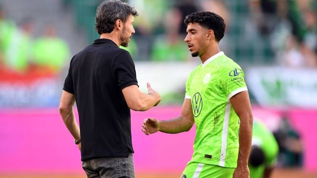 Wolfsburgs Trainer Mark van Bommel klatscht nach der Pokalpartie gegen Preußen Münster mit Omar Marmoush ab. Wolfsburgs Trainer Mark van Bommel klatscht nach der Pokalpartie gegen Preußen Münster mit Omar Marmoush ab.