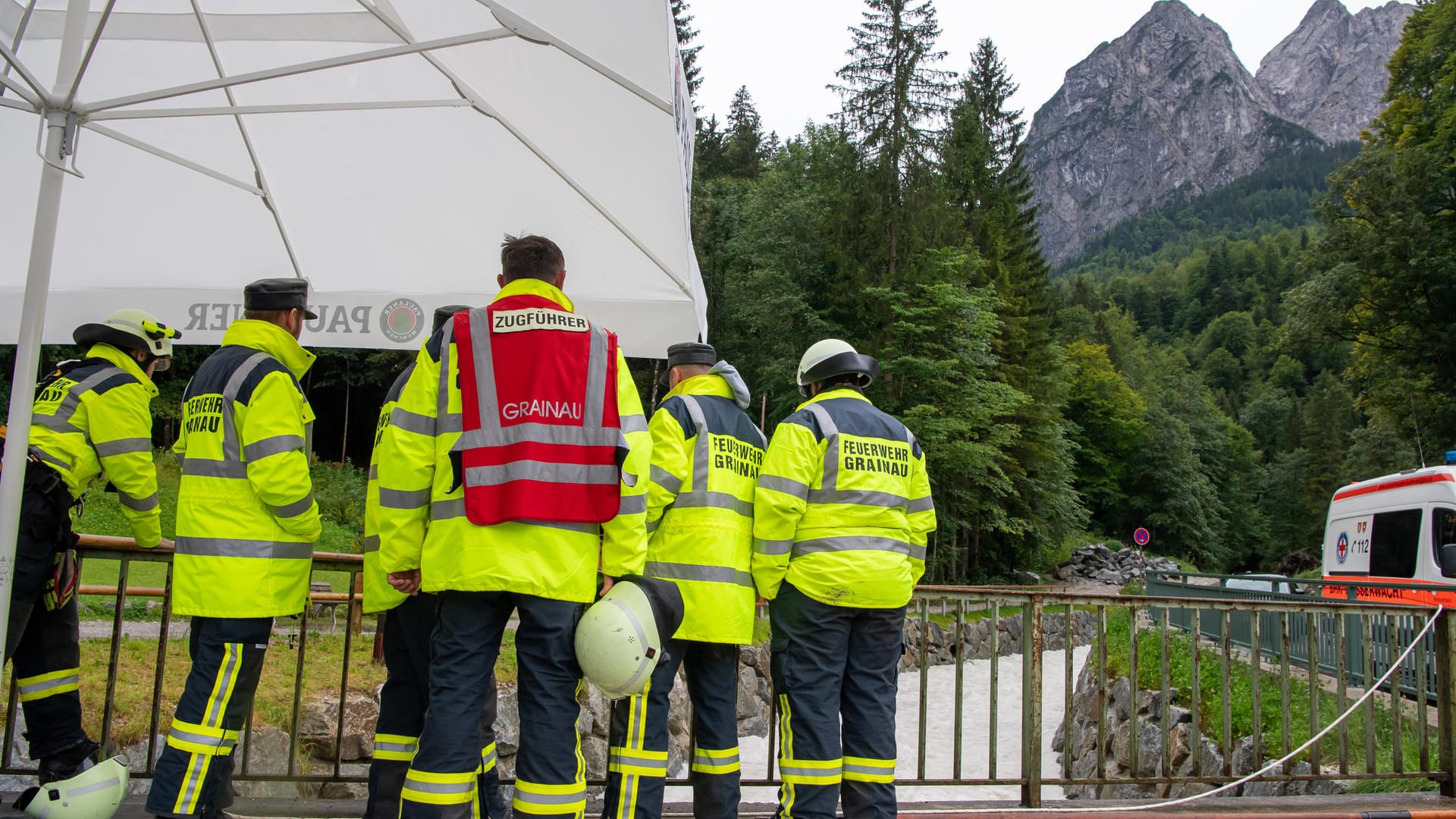 Mitglieder der Feuerwehr an der Höllentalklamm: Eine Frau konnte tot aus den Wassermassen geborgen werden.