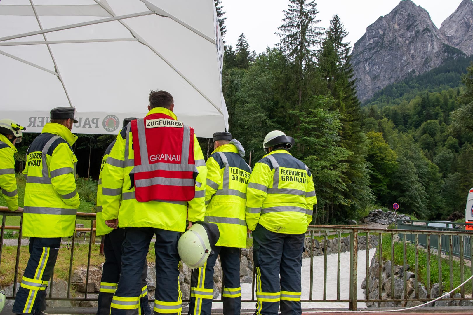 Mitglieder der Feuerwehr an der Höllentalklamm: Eine Frau konnte tot aus den Wassermassen geborgen werden.