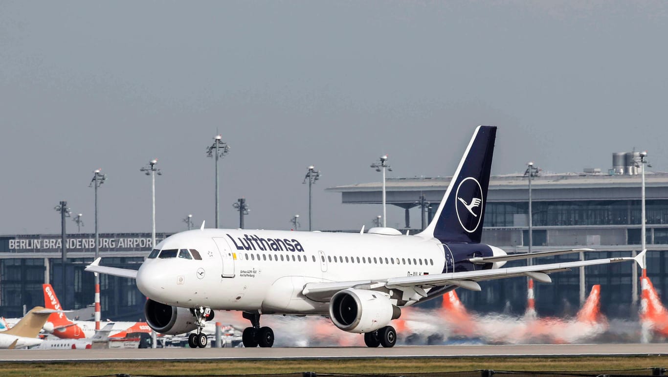 Lufthansa-Maschine am Flughafen Berlin-Schönefeld (Archivbild): Die ersten Evakuierten kamen per Linienflug aus Katar.