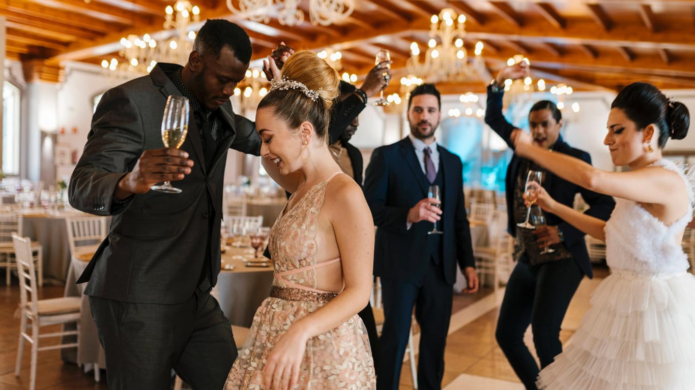 Menschen tanzen auf einer Hochzeit (Archivbild): Ein Paar hat erfolgreich gegen ein Tanzverbot geklagt.