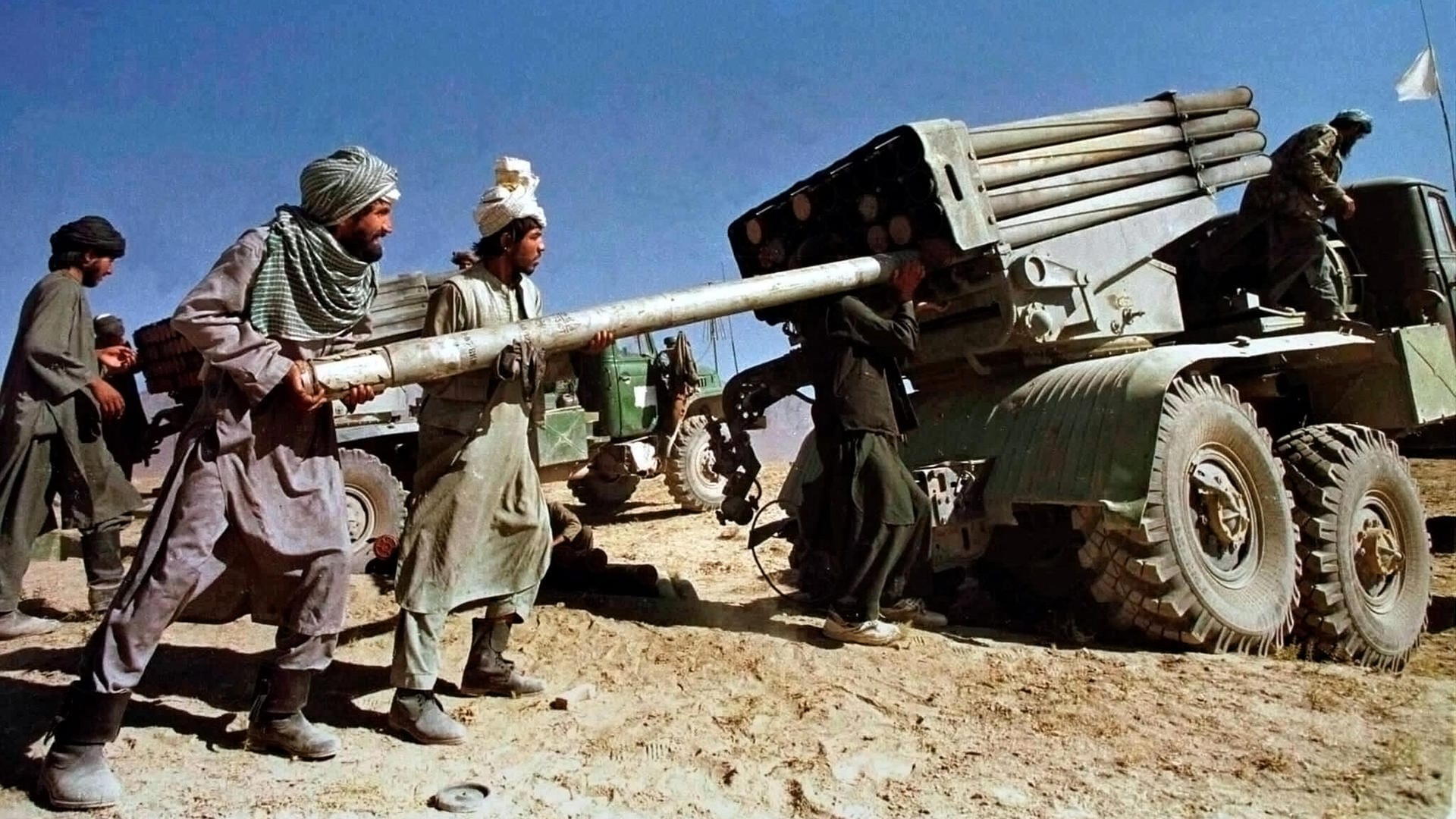 Talibankämpfer laden Raketenwerfer im Jahr 1996 in der Nähe von Kabul: Durch die Unterstützung der USA sowie Pakistans waren die Taliban-Kämpfer damals gut ausgerüstet.