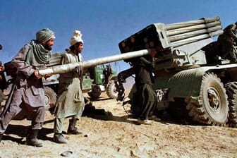 Talibankämpfer laden Raketenwerfer im Jahr 1996 in der Nähe von Kabul: Durch die Unterstützung der USA sowie Pakistans waren die Taliban-Kämpfer damals gut ausgerüstet.