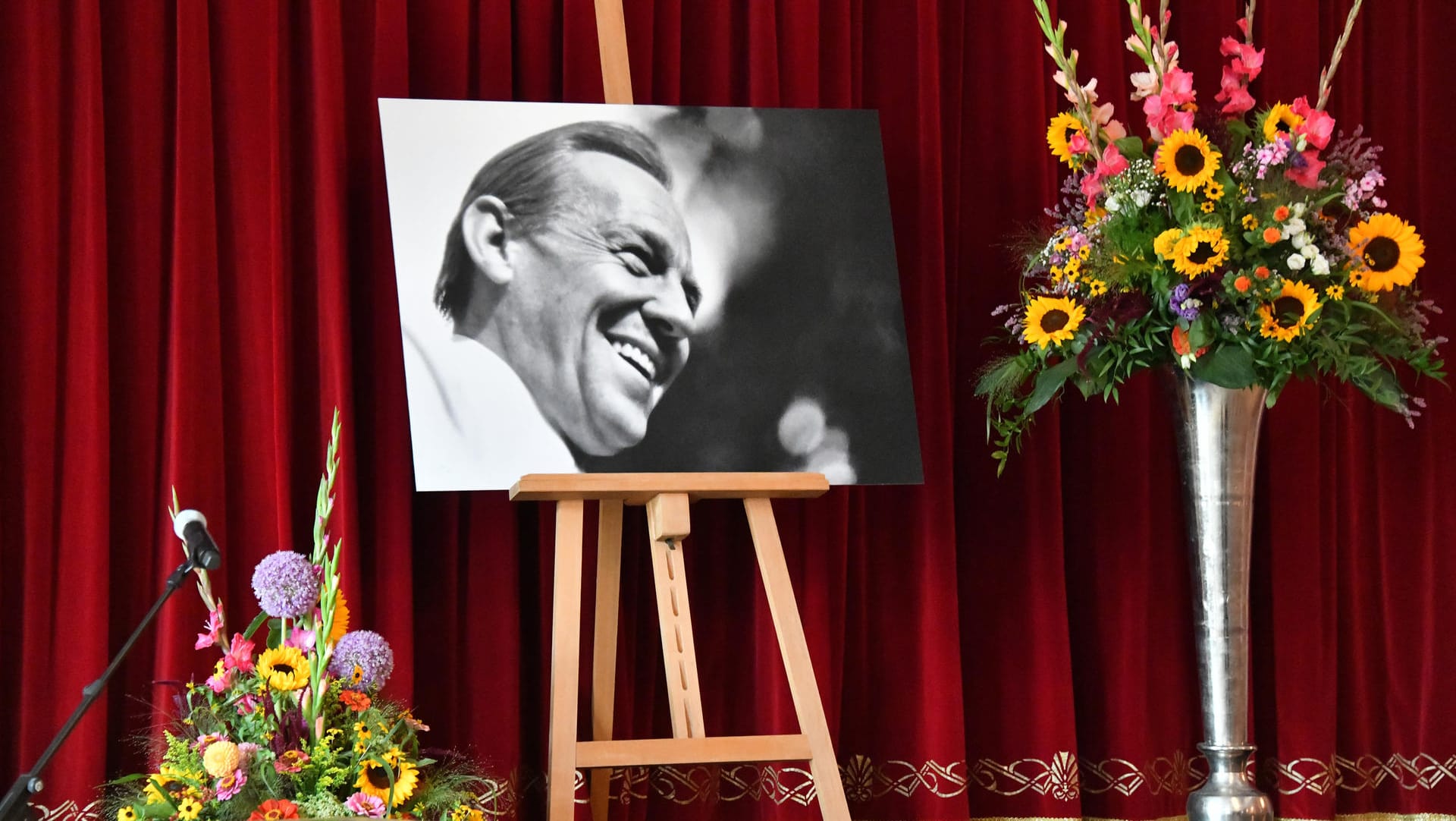 Ein Bild von Herbert Köfer steht bei der Trauerfeier der Stadt Beelitz auf der Bühne: Der Schauspieler starb am 24. Juli im Alter von 100 Jahren.