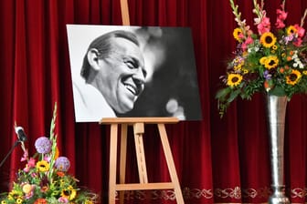 Ein Bild von Herbert Köfer steht bei der Trauerfeier der Stadt Beelitz auf der Bühne: Der Schauspieler starb am 24. Juli im Alter von 100 Jahren.