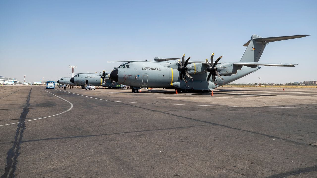 Deutsche Transportflugzeuge vom Typ Airbus A400M stehen auf dem Flughafen von Taschkent und warten auf den Abflug nach Kabul.