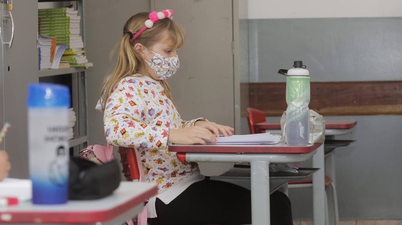 Schülerinnen sitzen mit Abstand und Masken im Klassenzimmer (Archivbild): Eltern beklagen, dass es an vielen Schulen noch immer keinen umfassenden Infektionsschutz gibt.