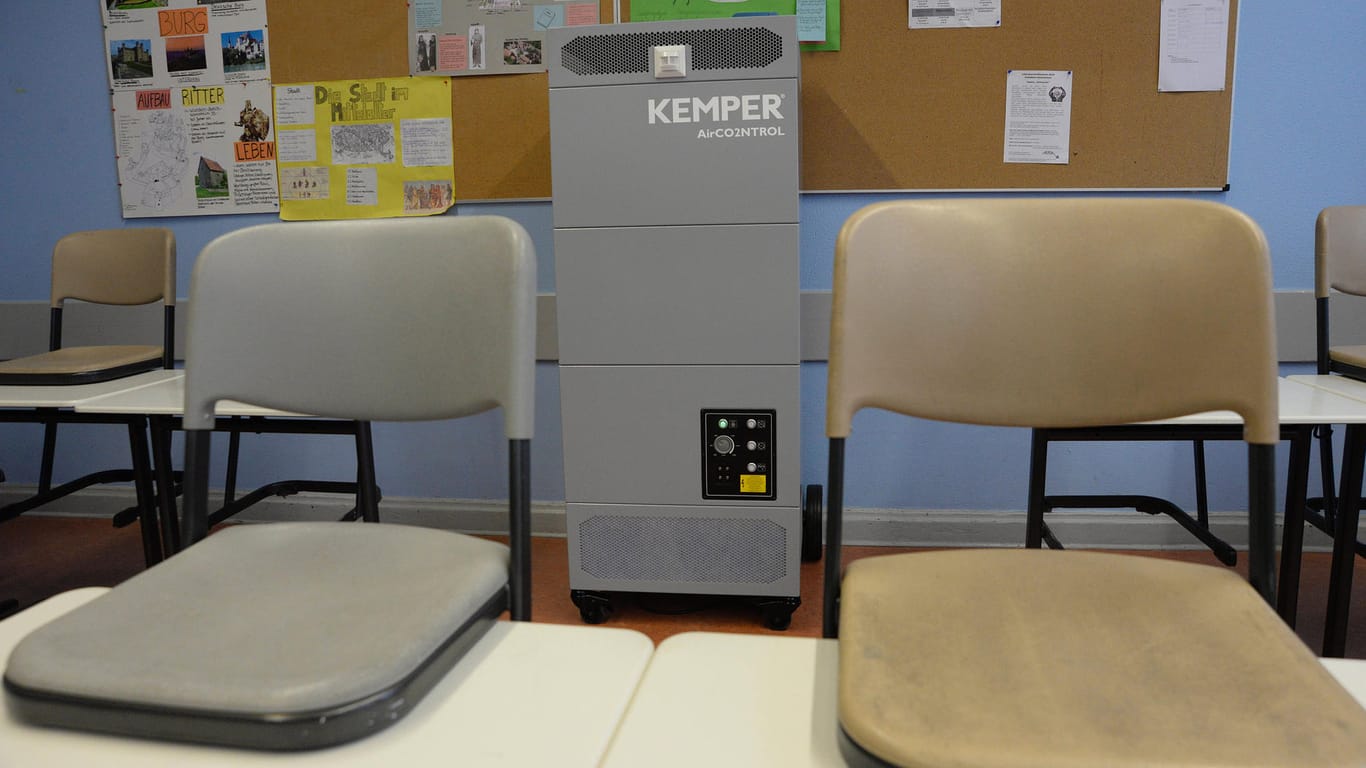 Ein Luftfilter steht in einem Klassenzimmer (Archivbild): Die Stadt Bonn hat solche Geräte für einen Teil der Klassenräume angeschafft.