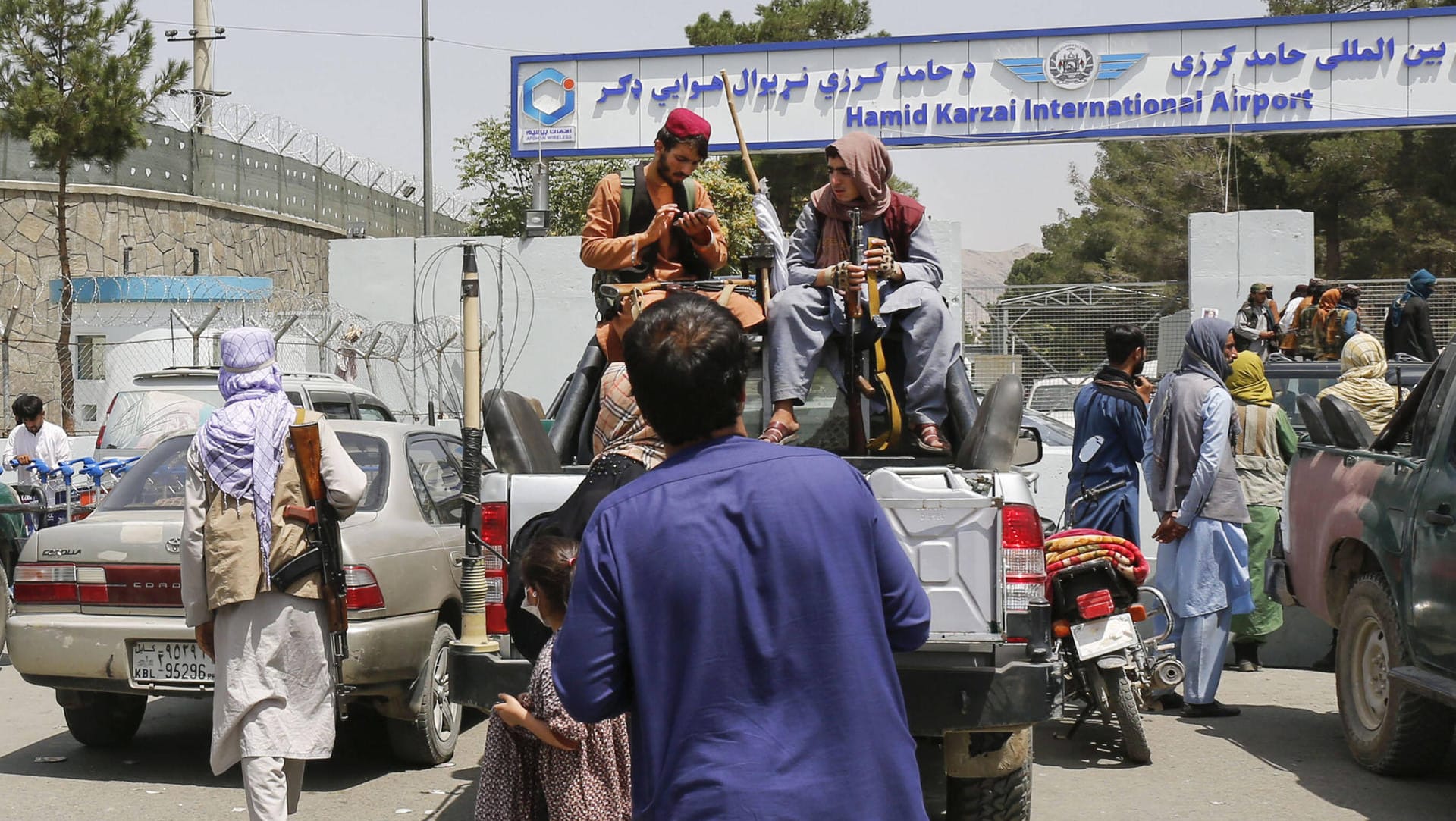 Taliban-Kämpfer am Flughafen in Kabul: Für Ausländer kann der Weg dorthin gefährlich sein.