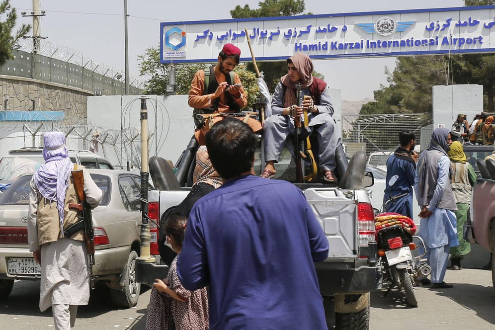 Taliban-Kämpfer am Flughafen in Kabul: Für Ausländer kann der Weg dorthin gefährlich sein.