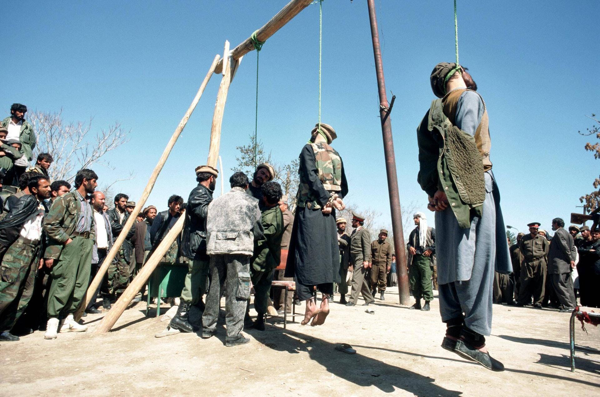 Öffentliche Hinrichtung dreier Mörder in Kabul: Nach islamischer Rechtssprechung, der Scharia, werden die Mörder öffentlich zum Tode durch den Strang verurteilt.