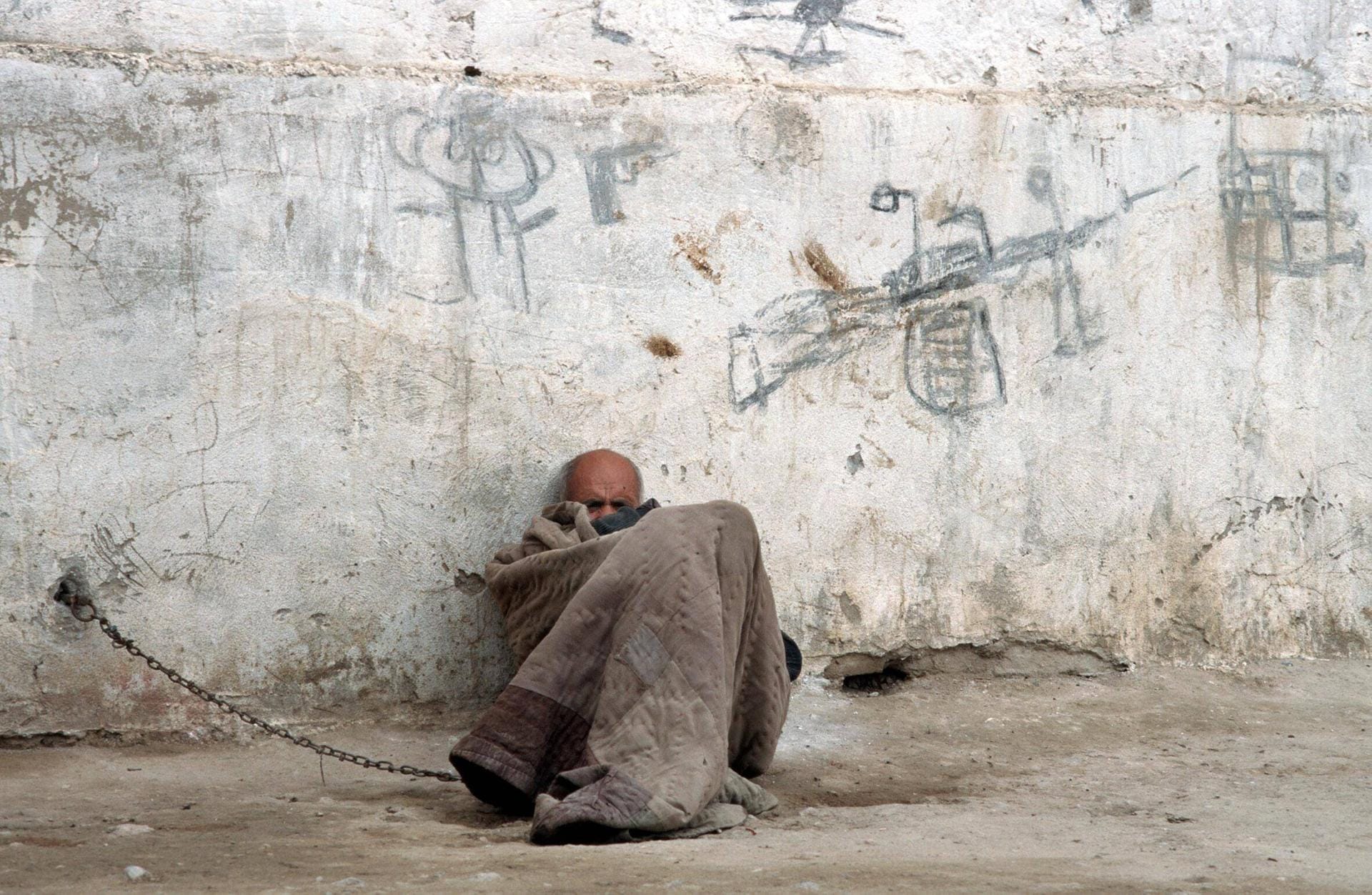 Ein Mann in einem Heim für Menschen mit geistiger Behinderung in Afghanistan: Menschen, die durch den Krieg traumatisiert waren, wurden dort angekettet.