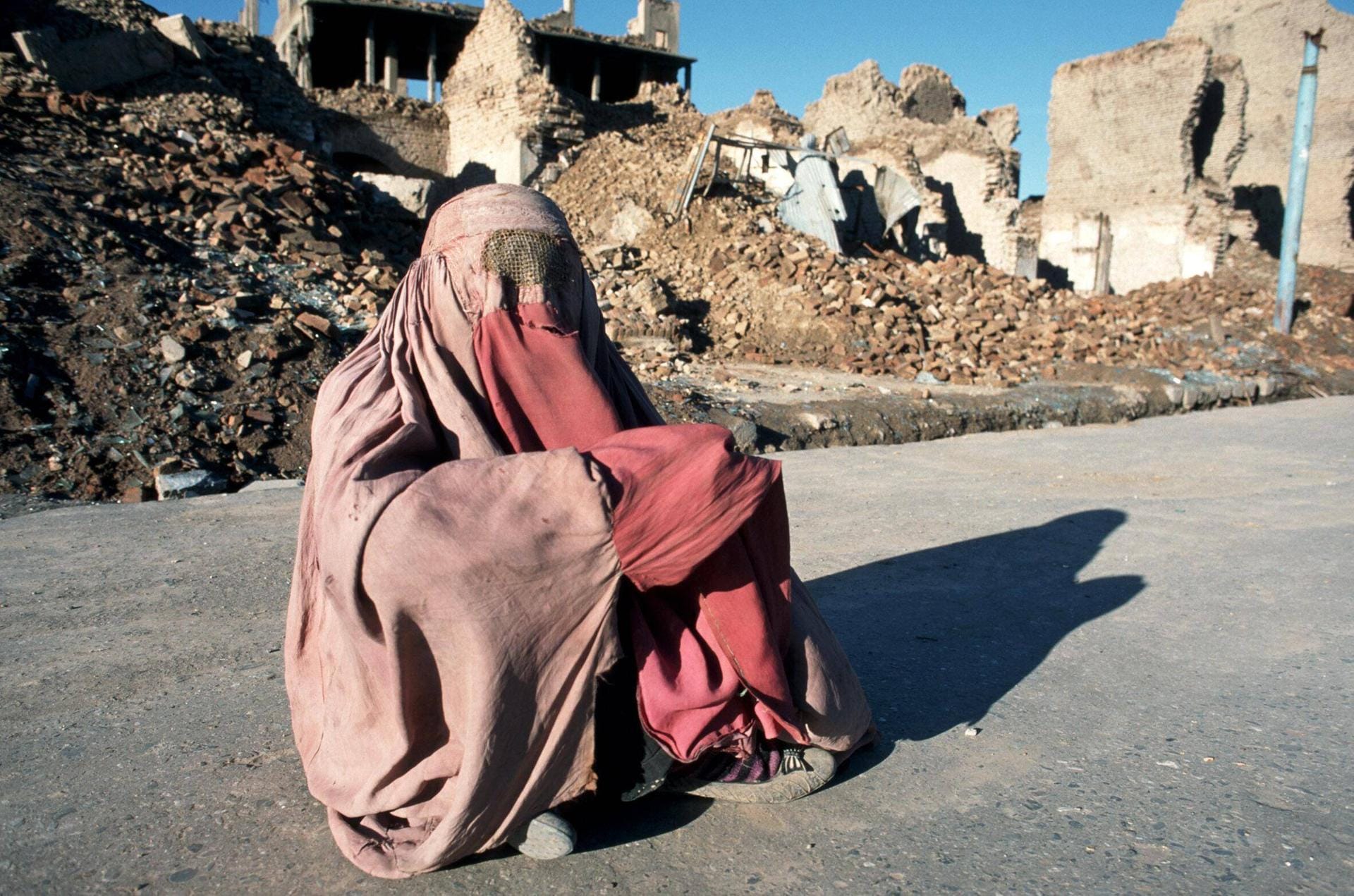 Vollverschleierte Frau in den Ruinen von Kabul: Frauen durften nicht mehr arbeiten gehen, war ihr Mann im Krieg gefallen waren sie auf Almosen angewiesen.