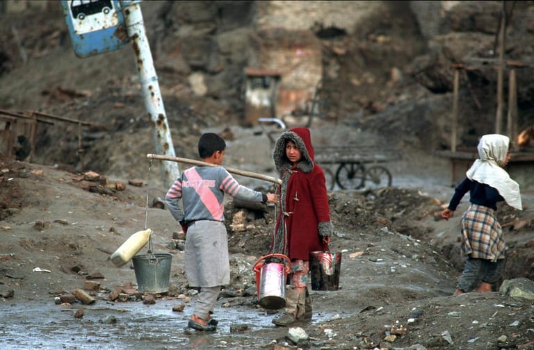 Kinder transportieren Wassereimer: In Kabul gab es nach dem Ende des Krieges nur wenige Trinkwasserquellen.