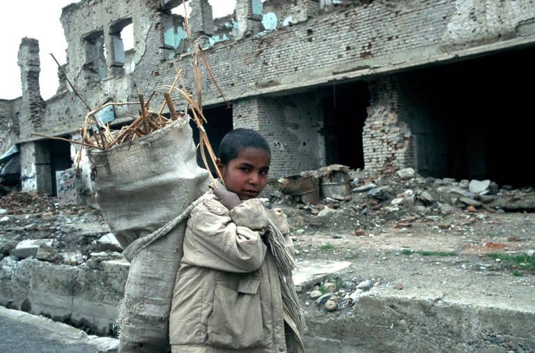 Kind im zerstörten Kabul: Kinder suchten in den Ruinen nach Feuerholz für ihre Familien.