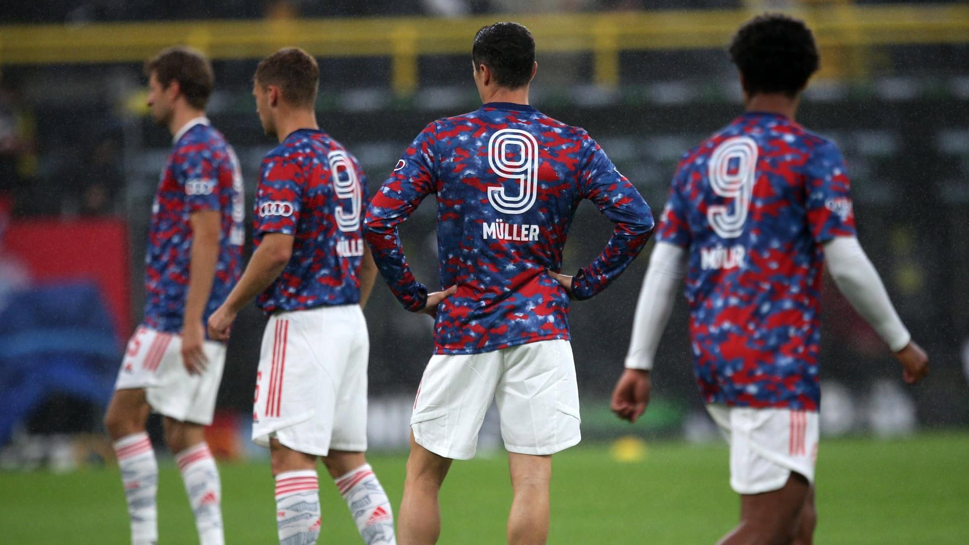 Sie gedenken einer Legende: Bayerns Spieler beim Warmmachen in Müller-Trikots.
