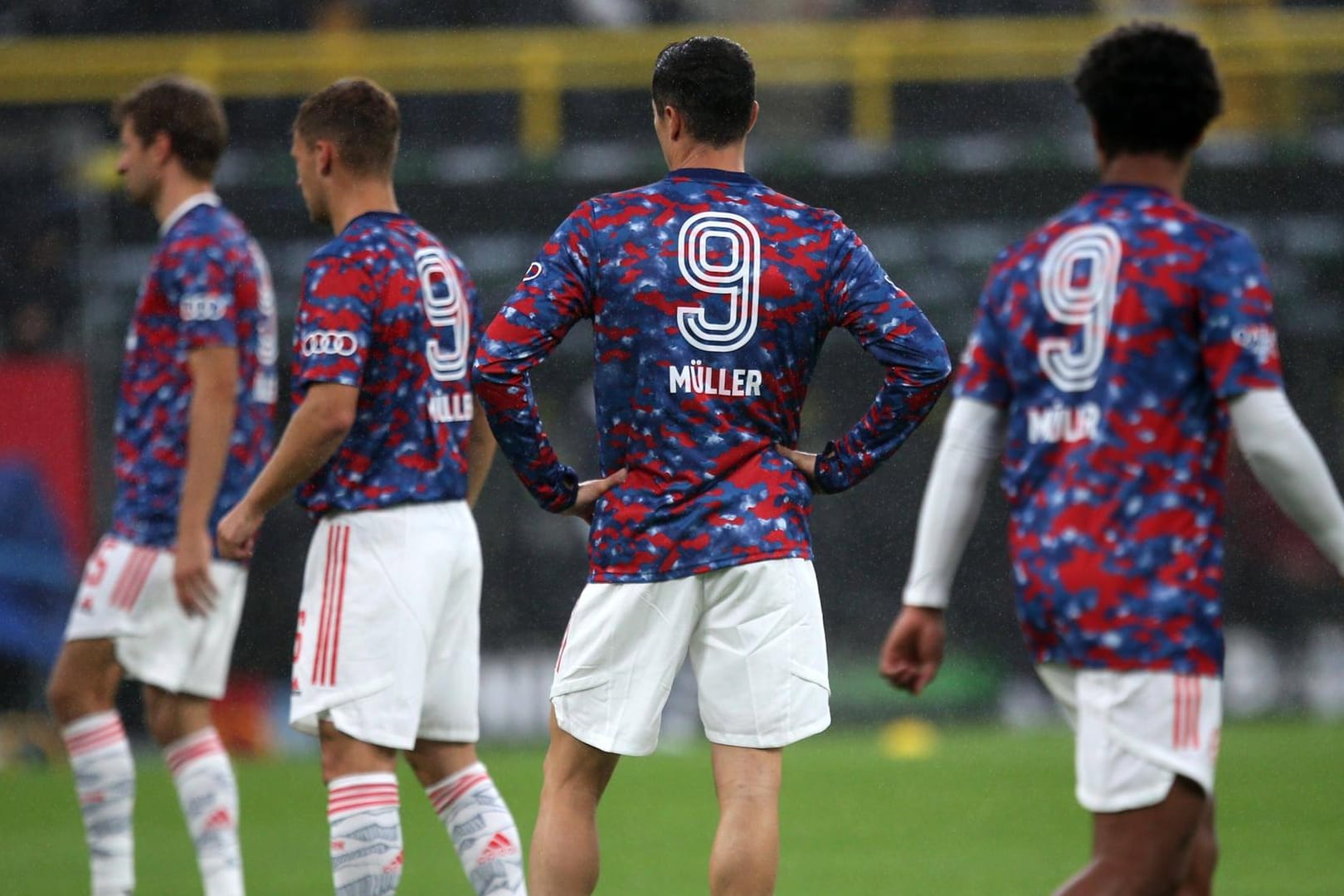 Sie gedenken einer Legende: Bayerns Spieler beim Warmmachen in Müller-Trikots.